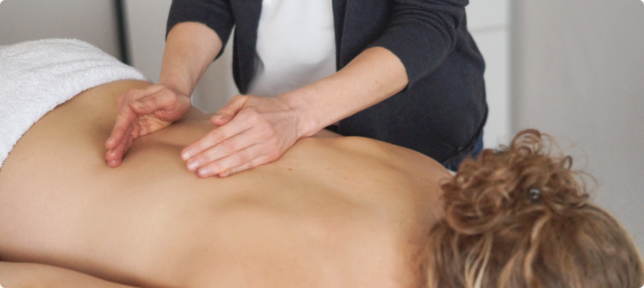 Massage der Wirbelsäule mit ätherischen Ölen